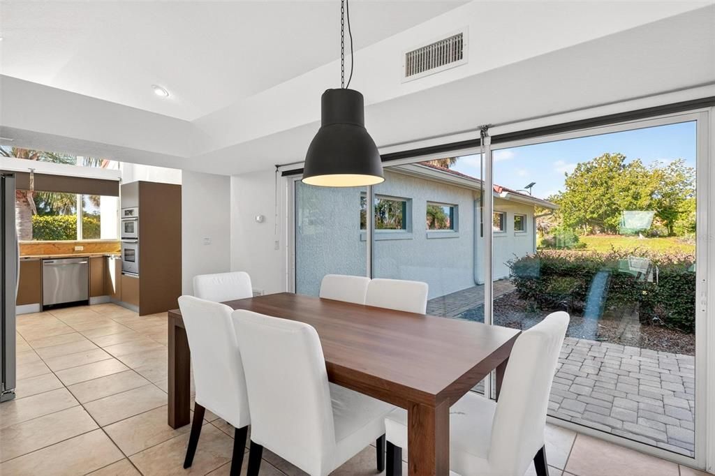 En Venta: $975,000 (4 camas, 3 baños, 2401 Pies cuadrados)