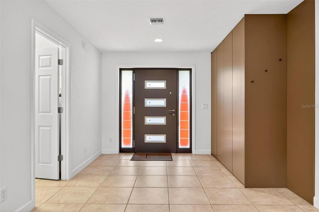 En Venta: $975,000 (4 camas, 3 baños, 2401 Pies cuadrados)