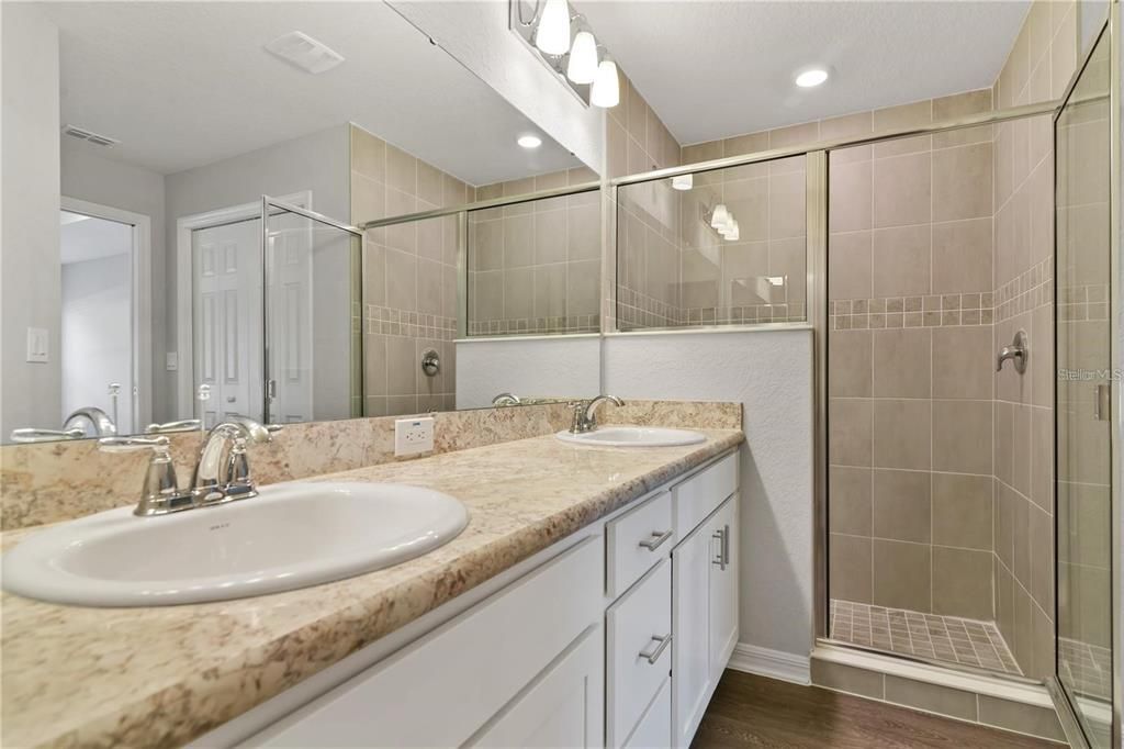 Activo con contrato: $359,000 (3 camas, 2 baños, 2002 Pies cuadrados)
