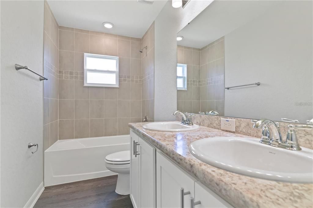 Activo con contrato: $359,000 (3 camas, 2 baños, 2002 Pies cuadrados)