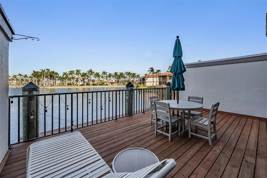 For Sale: $464,000 (2 beds, 2 baths, 945 Square Feet)