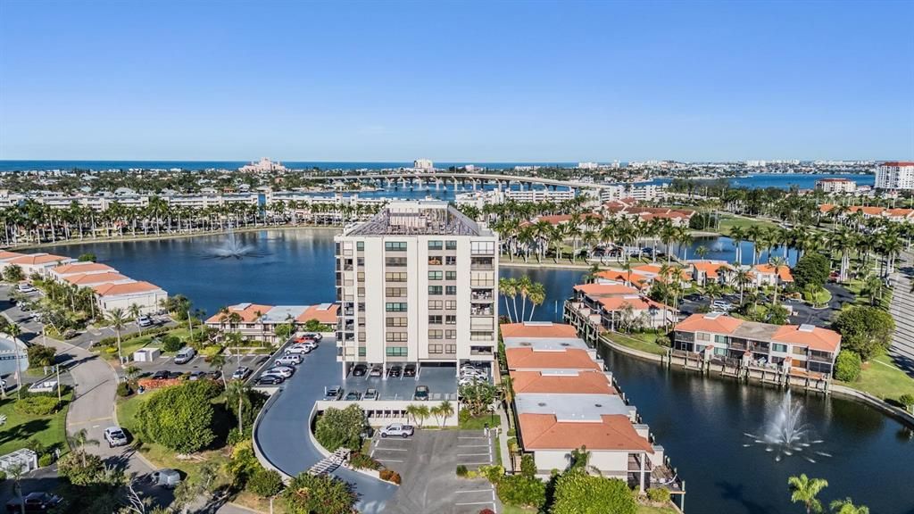 For Sale: $464,000 (2 beds, 2 baths, 945 Square Feet)