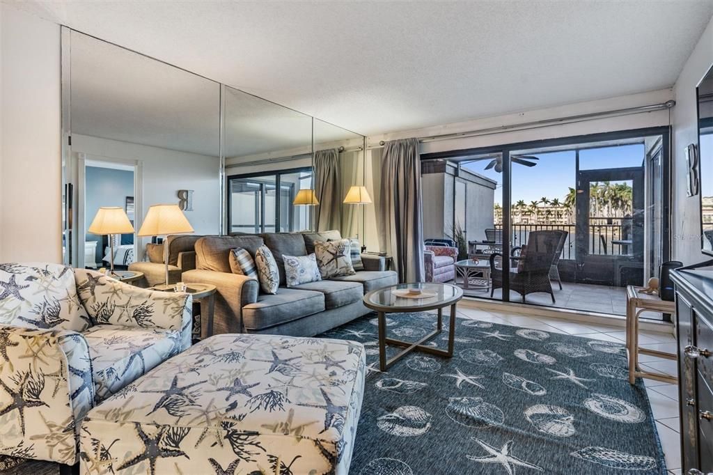 For Sale: $464,000 (2 beds, 2 baths, 945 Square Feet)