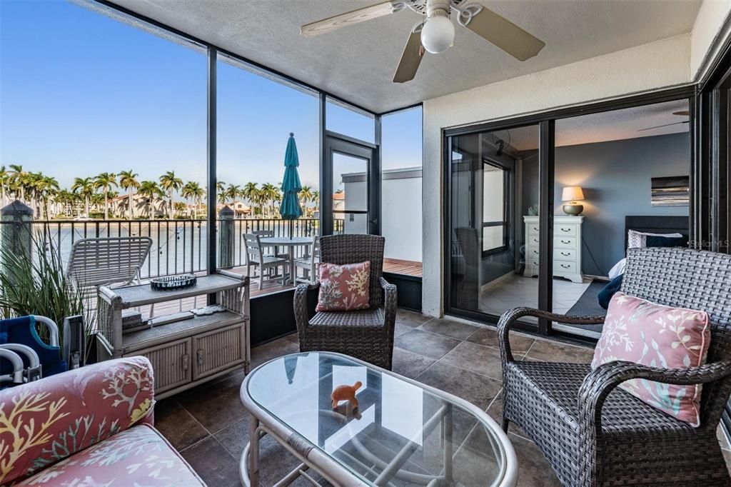 For Sale: $464,000 (2 beds, 2 baths, 945 Square Feet)