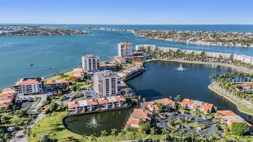 For Sale: $464,000 (2 beds, 2 baths, 945 Square Feet)