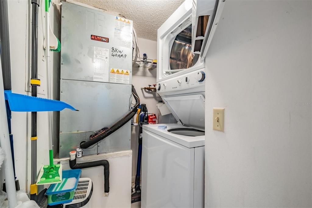 For Sale: $464,000 (2 beds, 2 baths, 945 Square Feet)