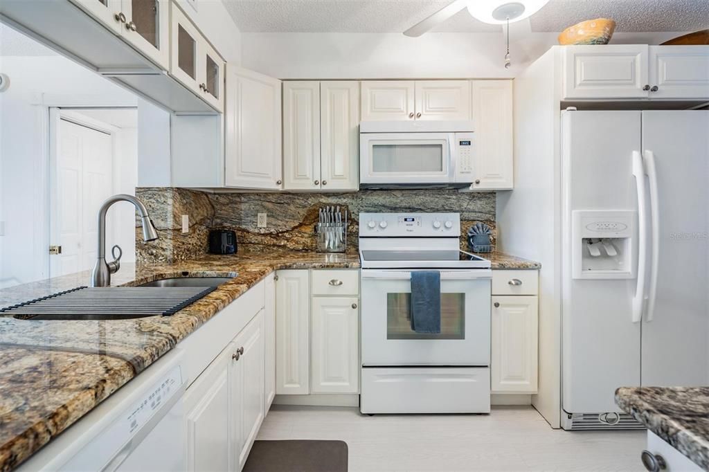 For Sale: $464,000 (2 beds, 2 baths, 945 Square Feet)