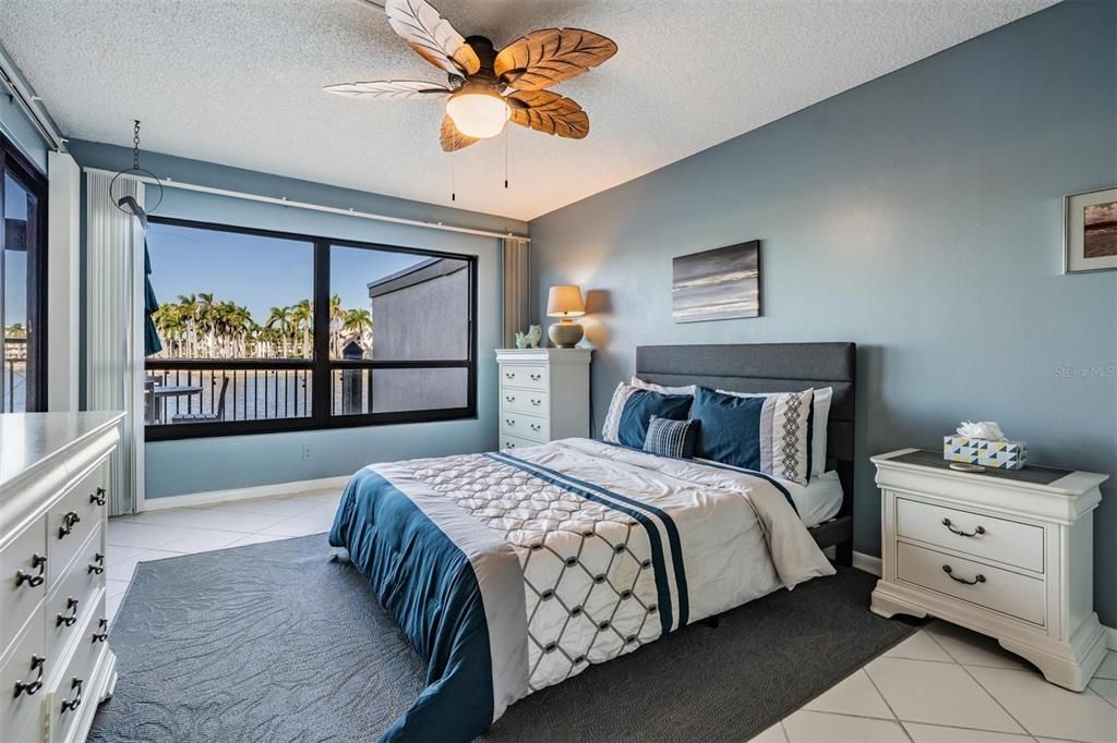 For Sale: $464,000 (2 beds, 2 baths, 945 Square Feet)