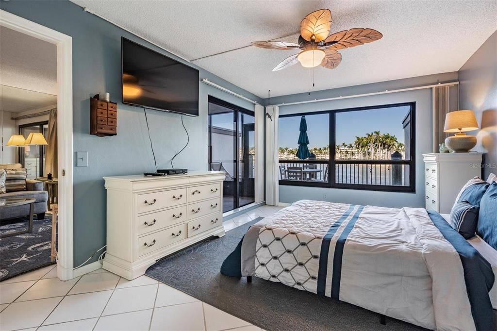 For Sale: $464,000 (2 beds, 2 baths, 945 Square Feet)