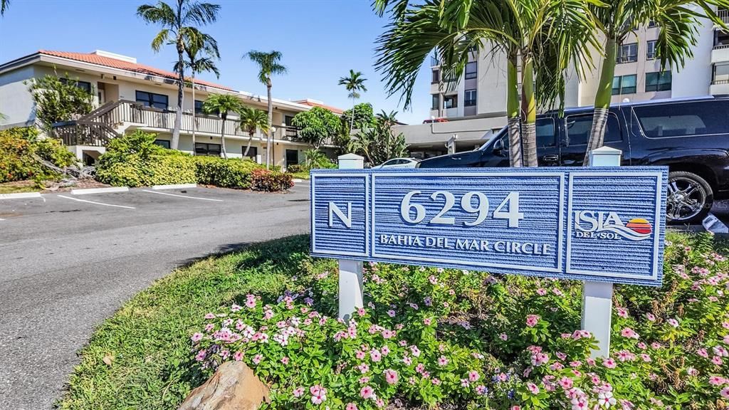 For Sale: $464,000 (2 beds, 2 baths, 945 Square Feet)