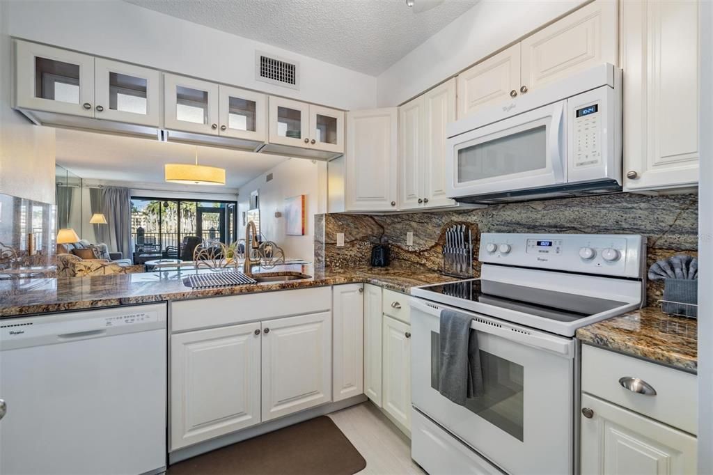 For Sale: $464,000 (2 beds, 2 baths, 945 Square Feet)