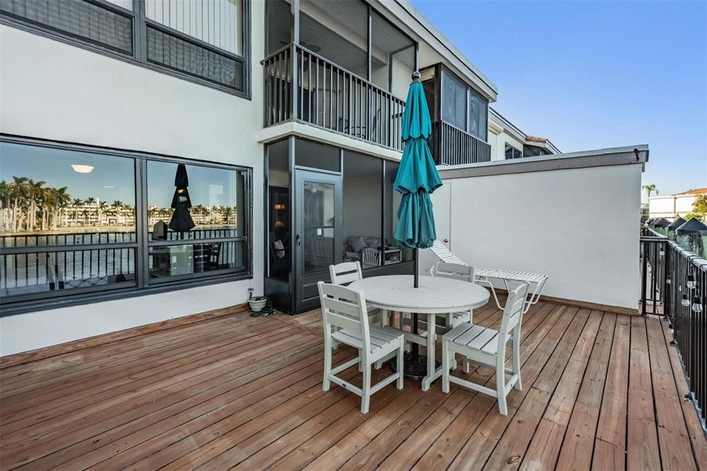 For Sale: $464,000 (2 beds, 2 baths, 945 Square Feet)