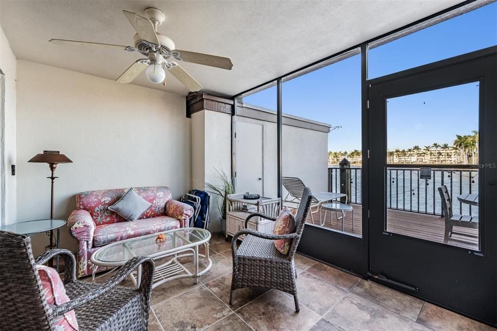 For Sale: $464,000 (2 beds, 2 baths, 945 Square Feet)