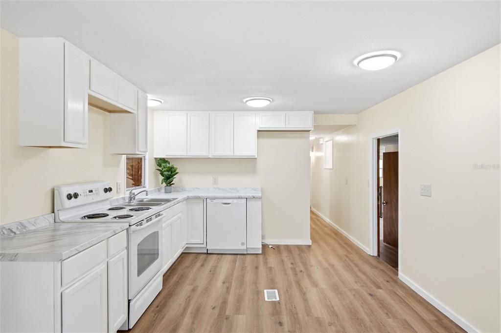 На продажу: $149,000 (2 спален, 1 ванн, 1324 Квадратных фут)