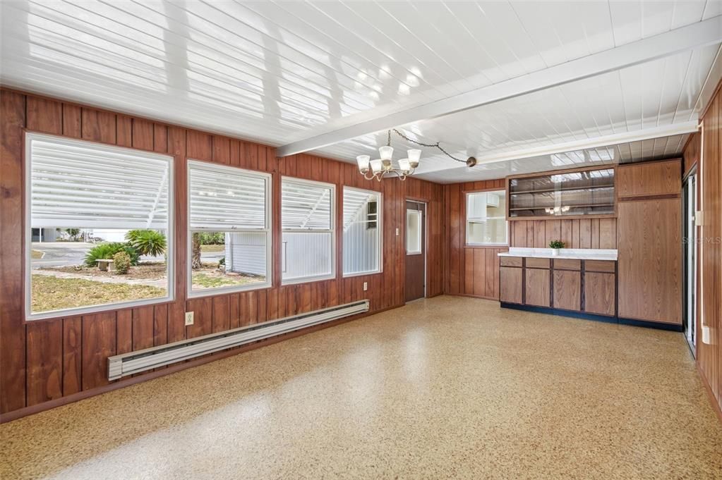 На продажу: $149,000 (2 спален, 1 ванн, 1324 Квадратных фут)