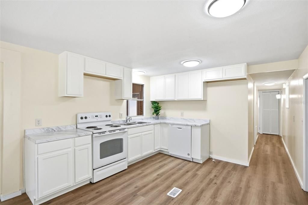 На продажу: $149,000 (2 спален, 1 ванн, 1324 Квадратных фут)
