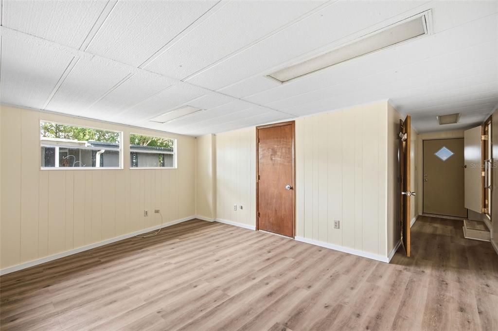 На продажу: $149,000 (2 спален, 1 ванн, 1324 Квадратных фут)