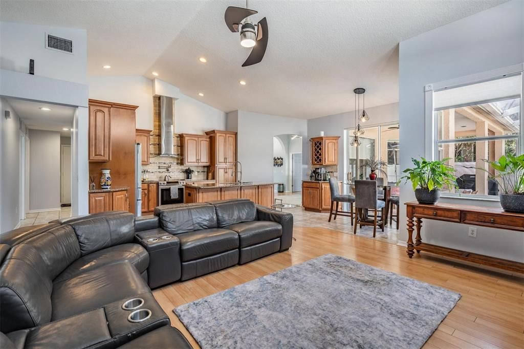 Activo con contrato: $490,000 (4 camas, 3 baños, 2082 Pies cuadrados)