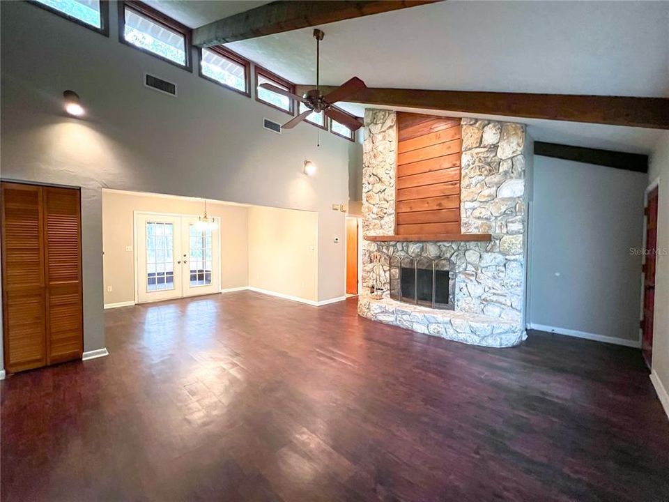 For Rent: $2,150 (3 beds, 2 baths, 1390 Square Feet)