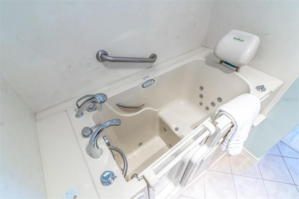 For Sale: $264,900 (3 beds, 2 baths, 1910 Square Feet)