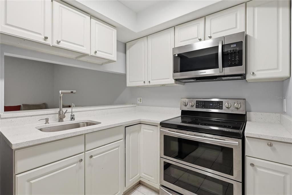 For Sale: $174,900 (1 beds, 1 baths, 680 Square Feet)