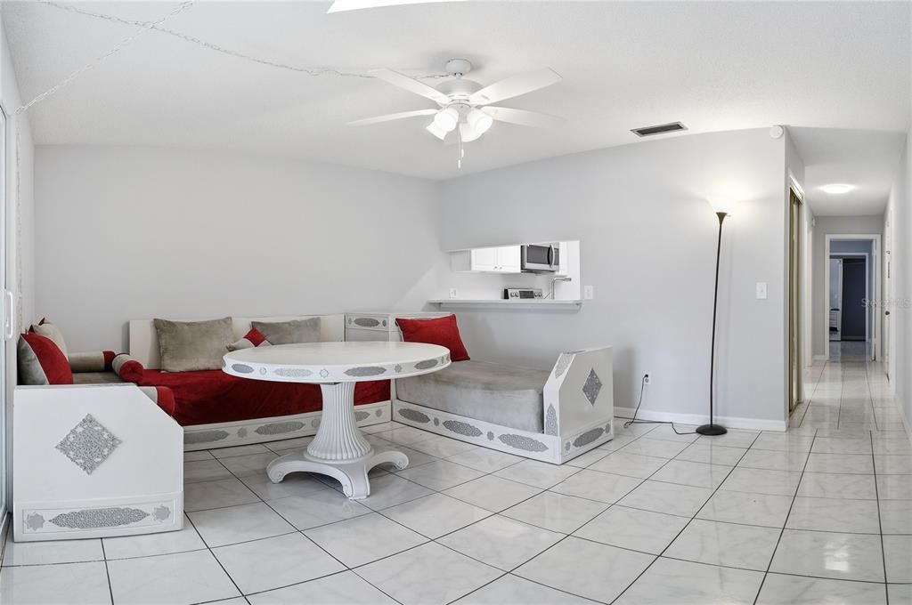 For Sale: $174,900 (1 beds, 1 baths, 680 Square Feet)