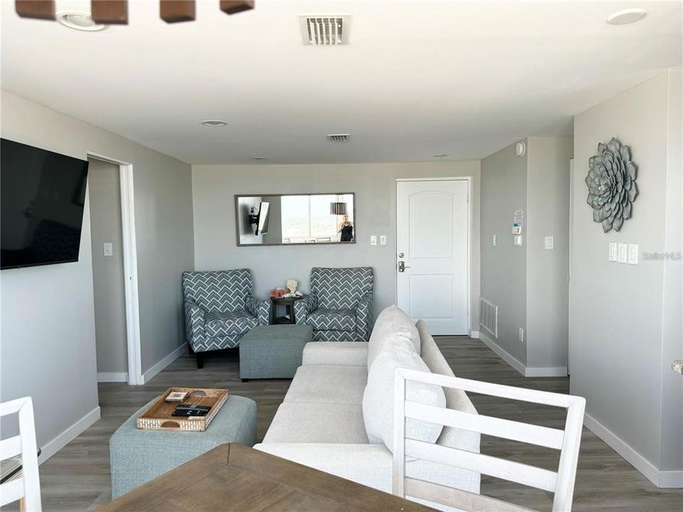 For Rent: $2,150 (2 beds, 2 baths, 867 Square Feet)