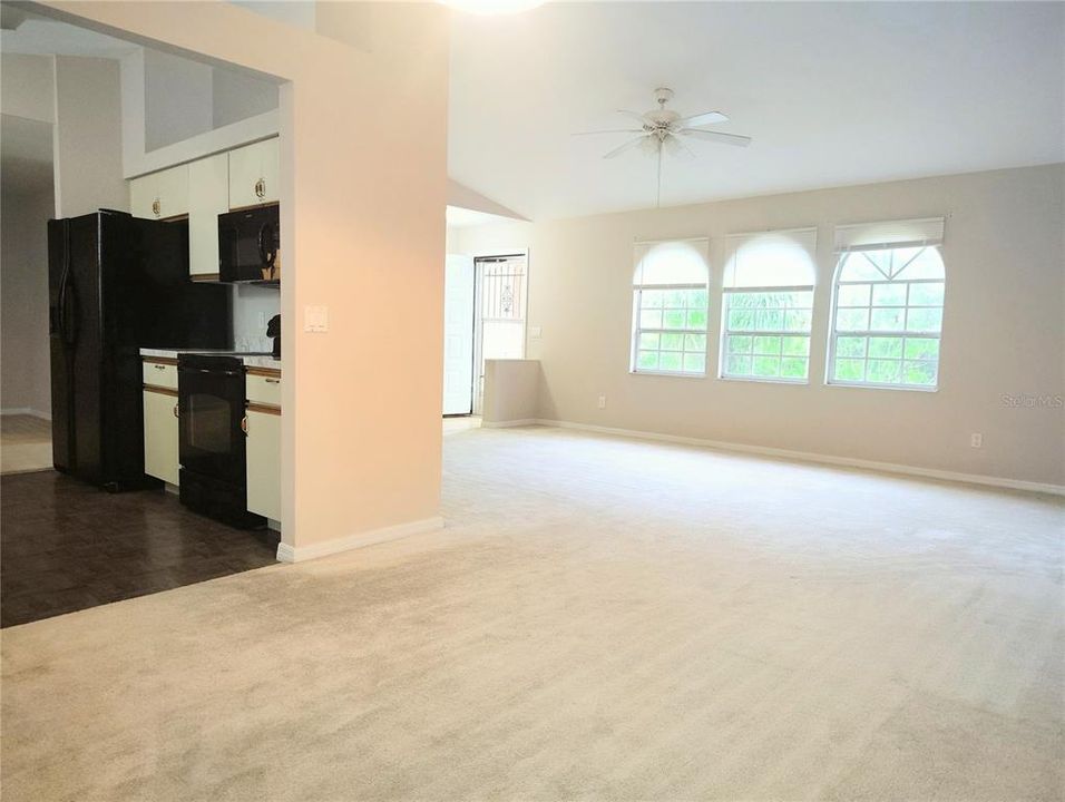 Active With Contract: $249,900 (3 beds, 2 baths, 1592 Square Feet)
