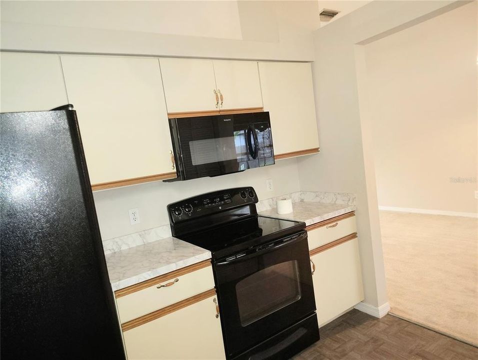 Active With Contract: $249,900 (3 beds, 2 baths, 1592 Square Feet)