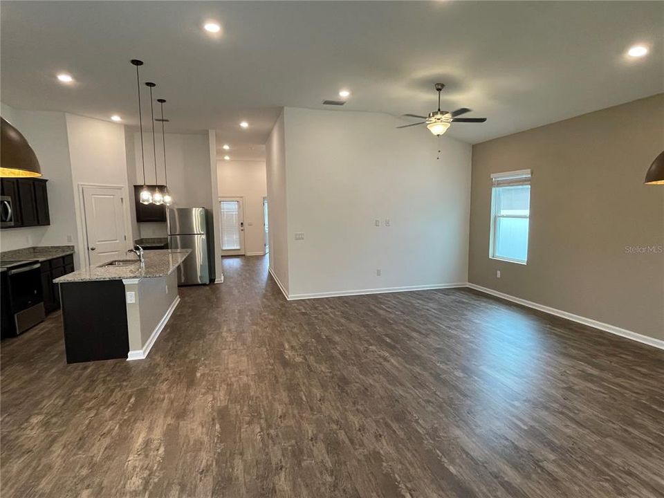 En Venta: $329,000 (4 camas, 2 baños, 1926 Pies cuadrados)