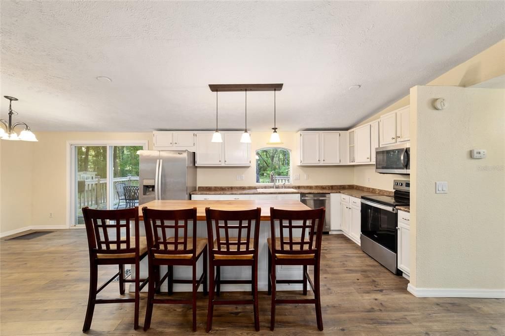 For Sale: $224,900 (3 beds, 2 baths, 1560 Square Feet)