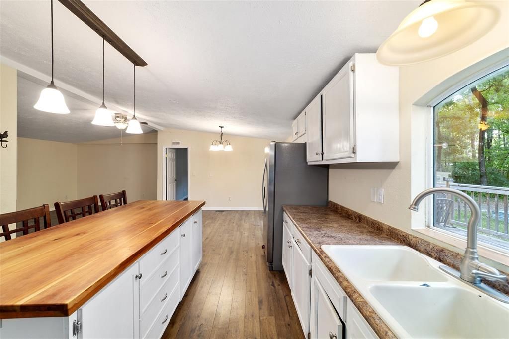 For Sale: $224,900 (3 beds, 2 baths, 1560 Square Feet)