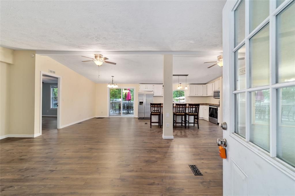 For Sale: $224,900 (3 beds, 2 baths, 1560 Square Feet)