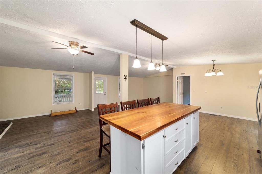 For Sale: $224,900 (3 beds, 2 baths, 1560 Square Feet)