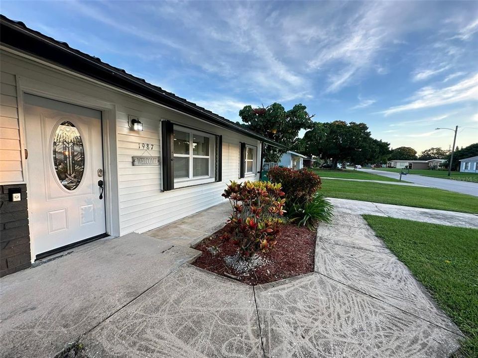 For Sale: $450,000 (5 beds, 3 baths, 2208 Square Feet)