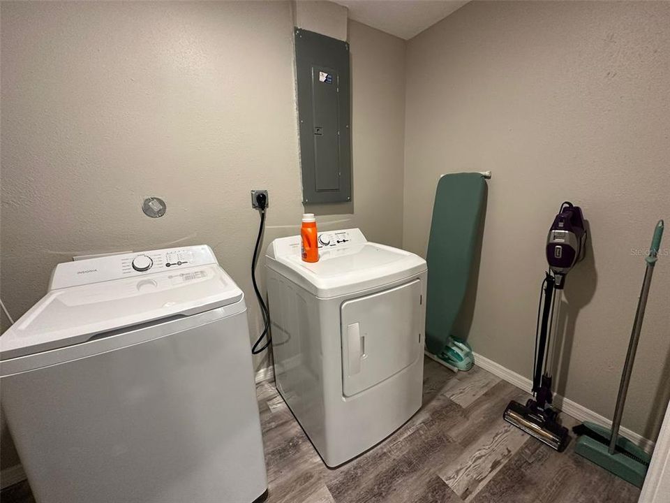 For Sale: $450,000 (5 beds, 3 baths, 2208 Square Feet)