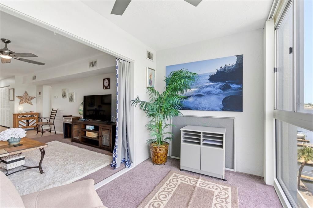 For Sale: $146,900 (1 beds, 1 baths, 702 Square Feet)
