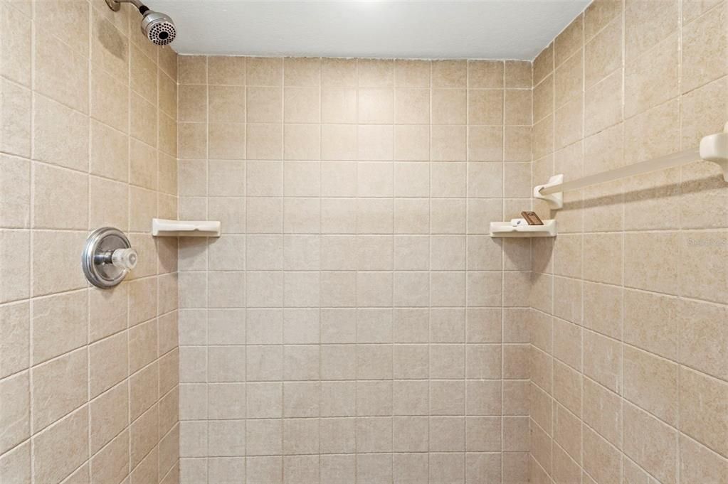For Sale: $146,900 (1 beds, 1 baths, 702 Square Feet)