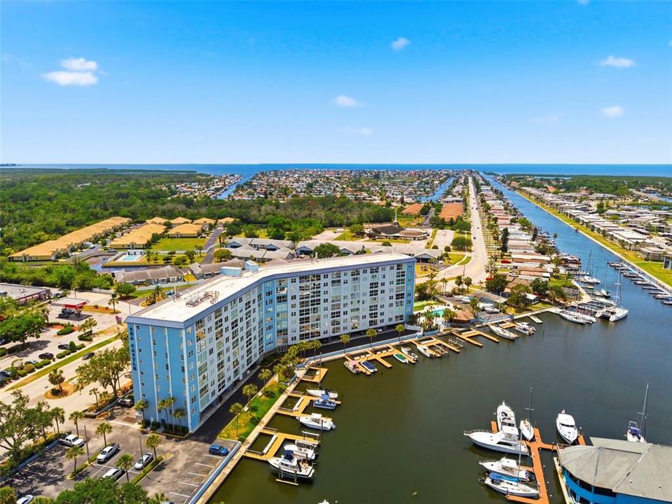 For Sale: $146,900 (1 beds, 1 baths, 702 Square Feet)