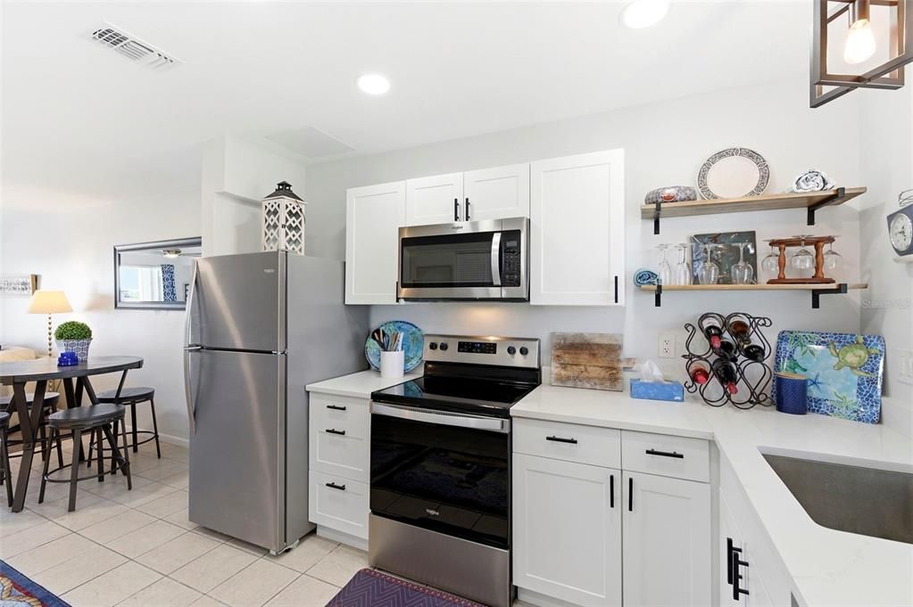 For Sale: $146,900 (1 beds, 1 baths, 702 Square Feet)