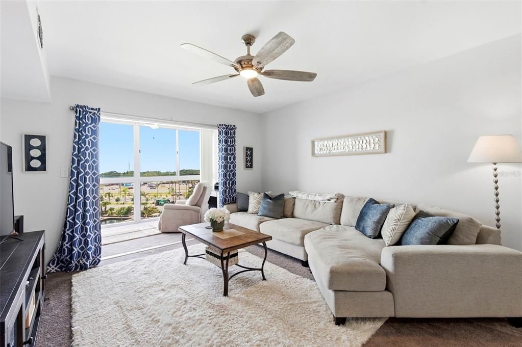 For Sale: $146,900 (1 beds, 1 baths, 702 Square Feet)