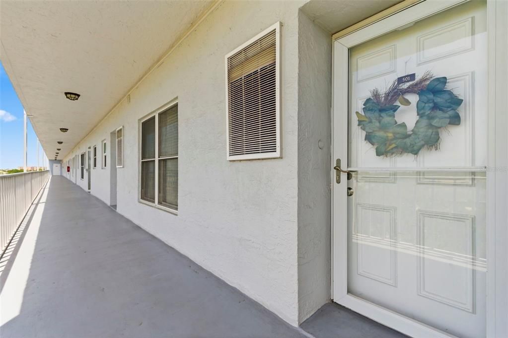 For Sale: $146,900 (1 beds, 1 baths, 702 Square Feet)