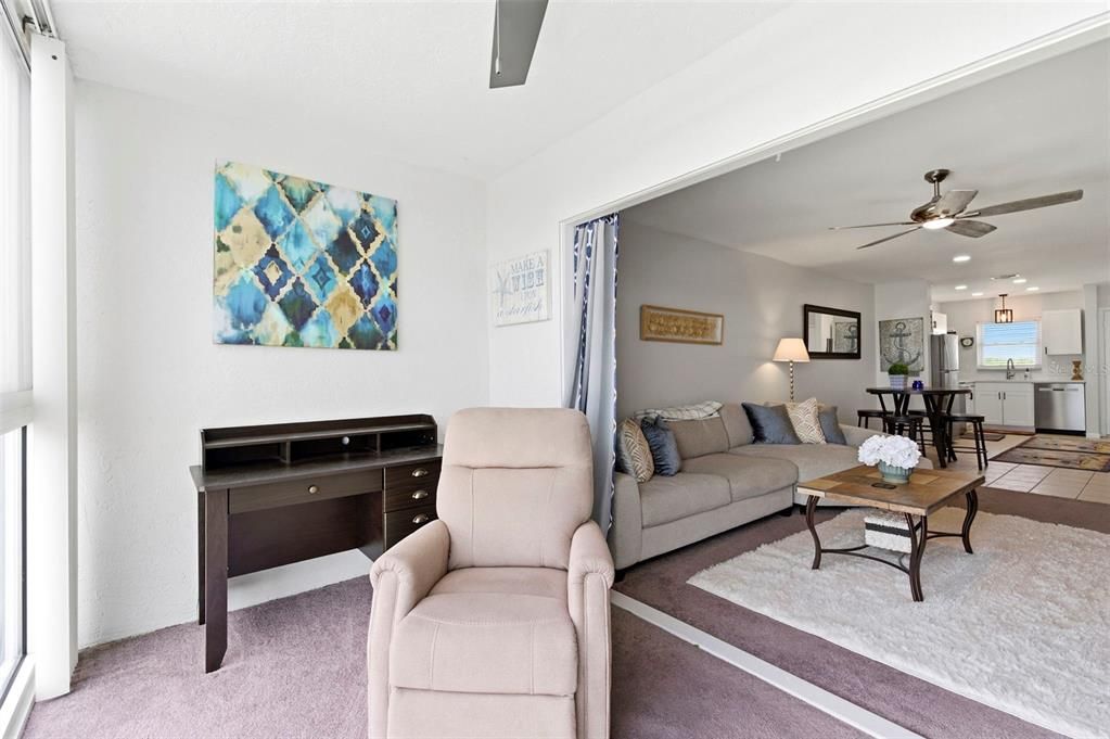 For Sale: $146,900 (1 beds, 1 baths, 702 Square Feet)