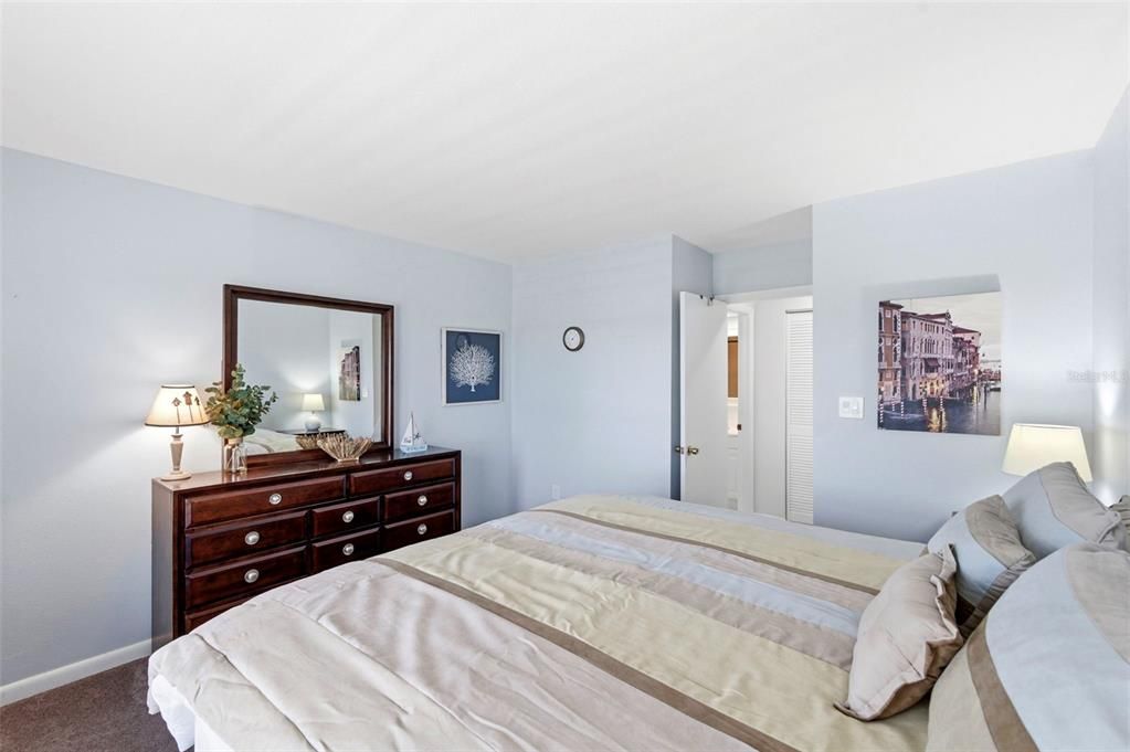 For Sale: $146,900 (1 beds, 1 baths, 702 Square Feet)