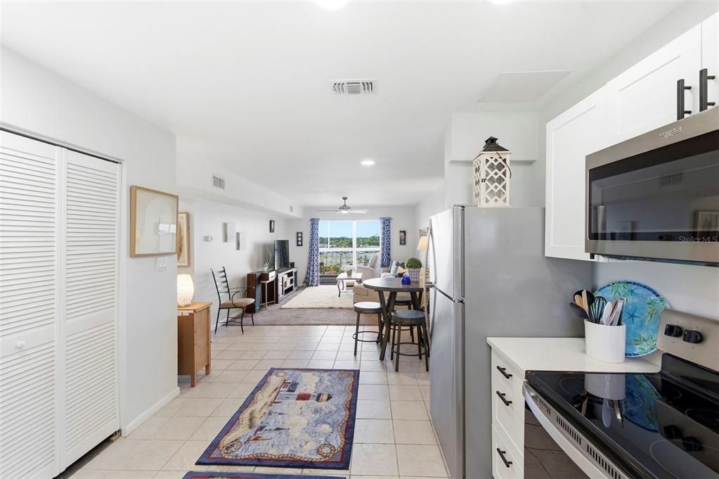For Sale: $146,900 (1 beds, 1 baths, 702 Square Feet)