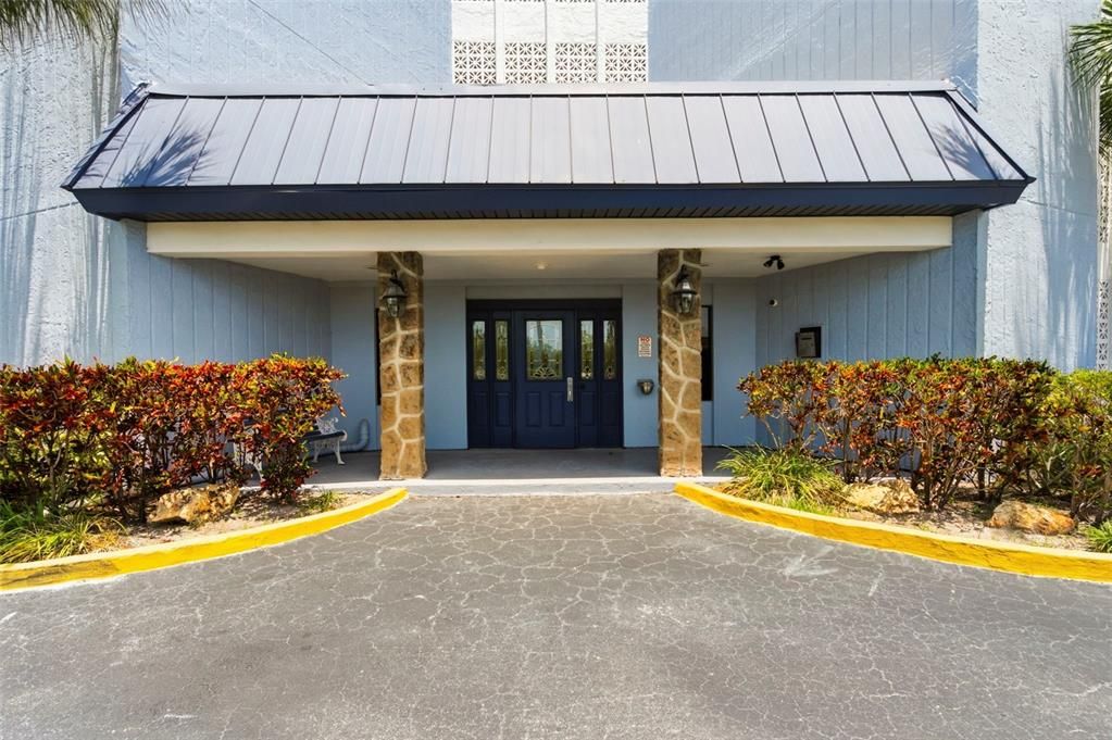 For Sale: $146,900 (1 beds, 1 baths, 702 Square Feet)