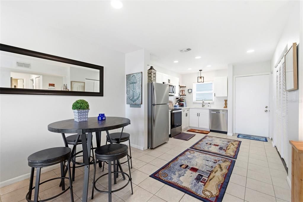 For Sale: $146,900 (1 beds, 1 baths, 702 Square Feet)