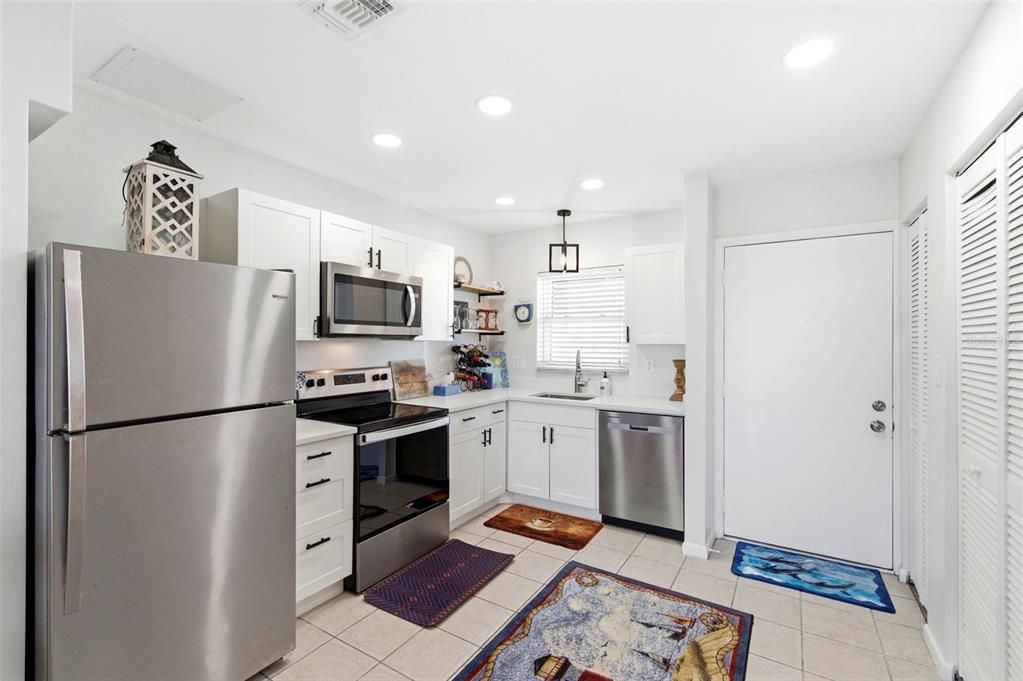 For Sale: $146,900 (1 beds, 1 baths, 702 Square Feet)