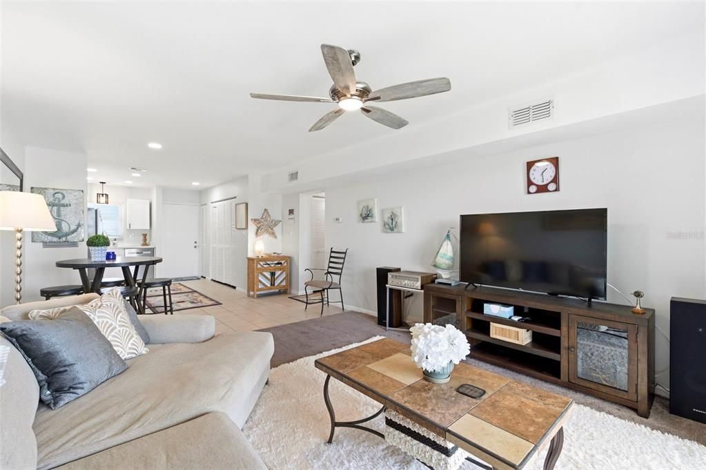 For Sale: $146,900 (1 beds, 1 baths, 702 Square Feet)