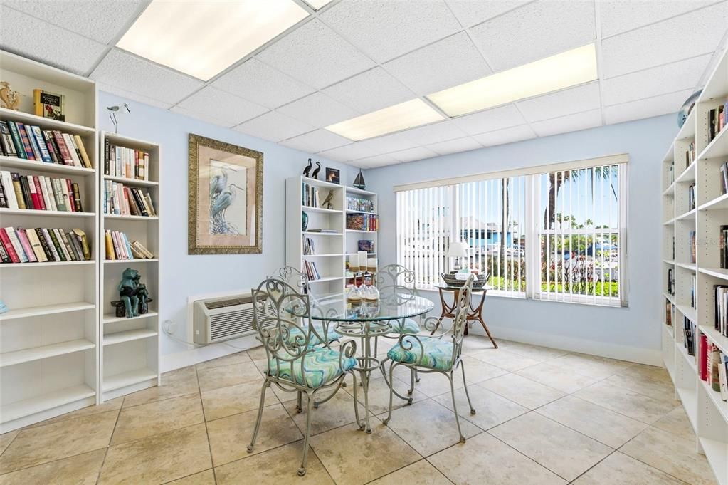 For Sale: $146,900 (1 beds, 1 baths, 702 Square Feet)